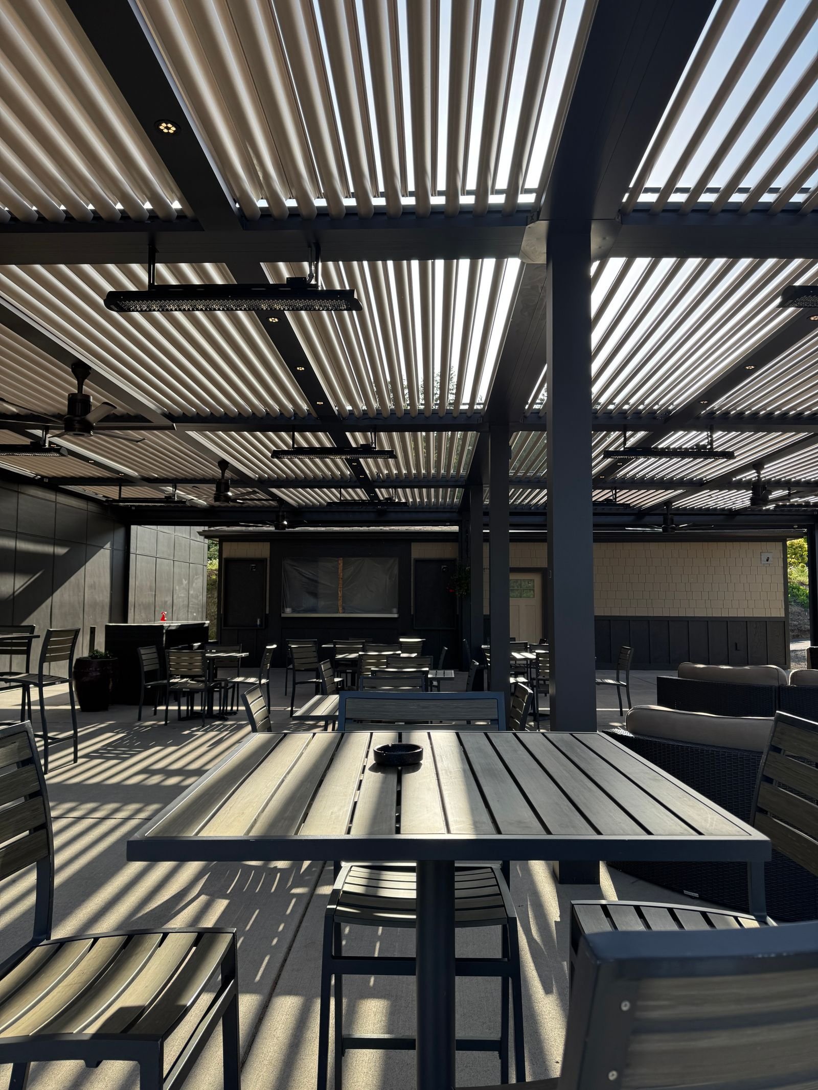 Alüminyum lamelli gerçek pergola altında ticari oturma alanı