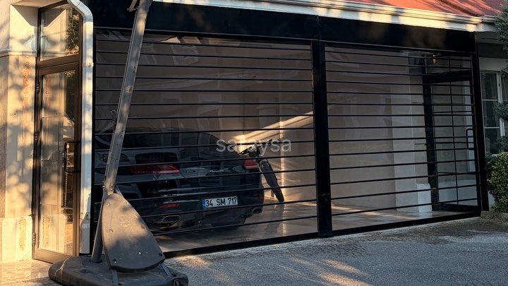 Otopark girişinde uygulanan şeffaf kepenk sistemi