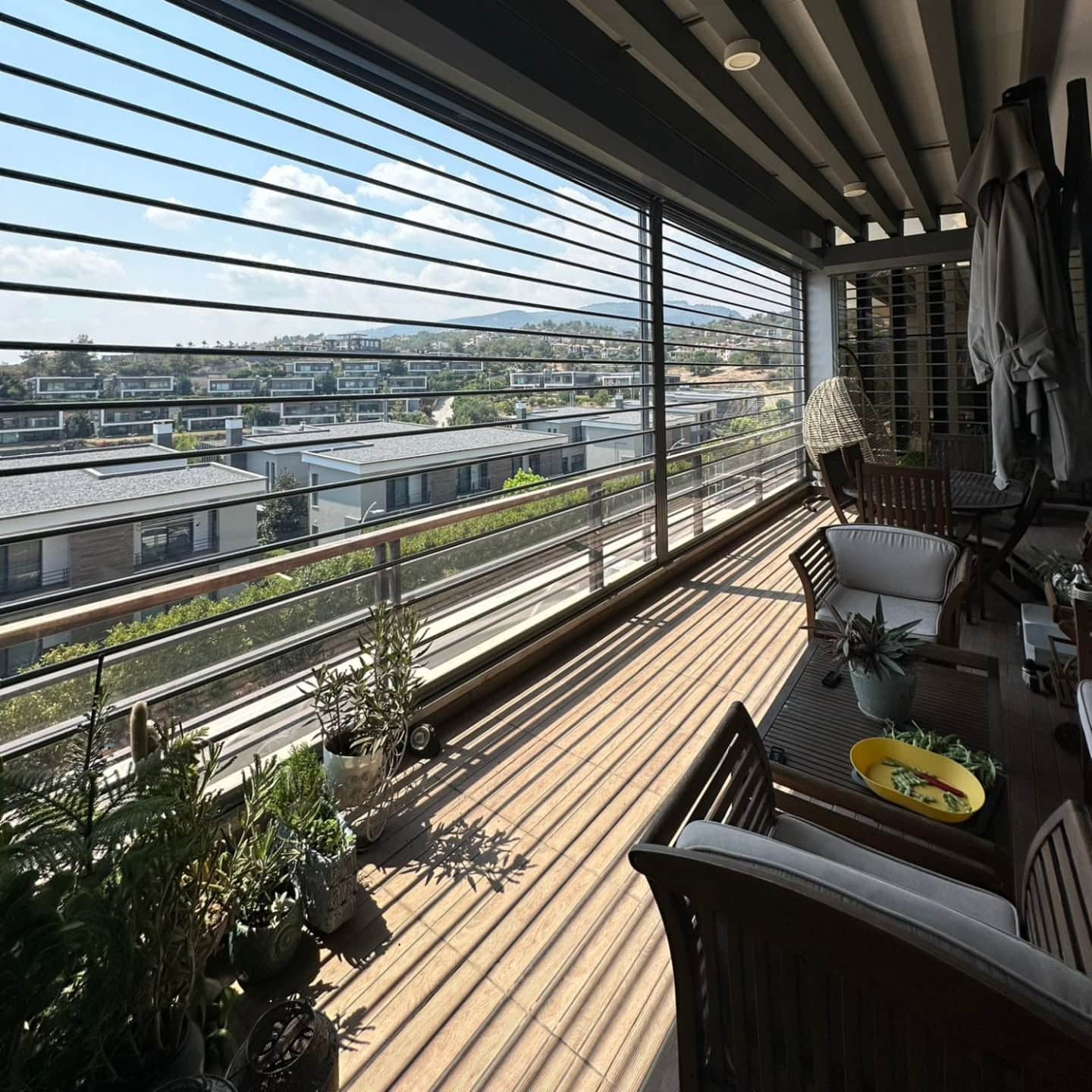 Mimari Projelerde Estetik ve Güvenlik Dengesi: Şeffaf Panjur Çözümleri