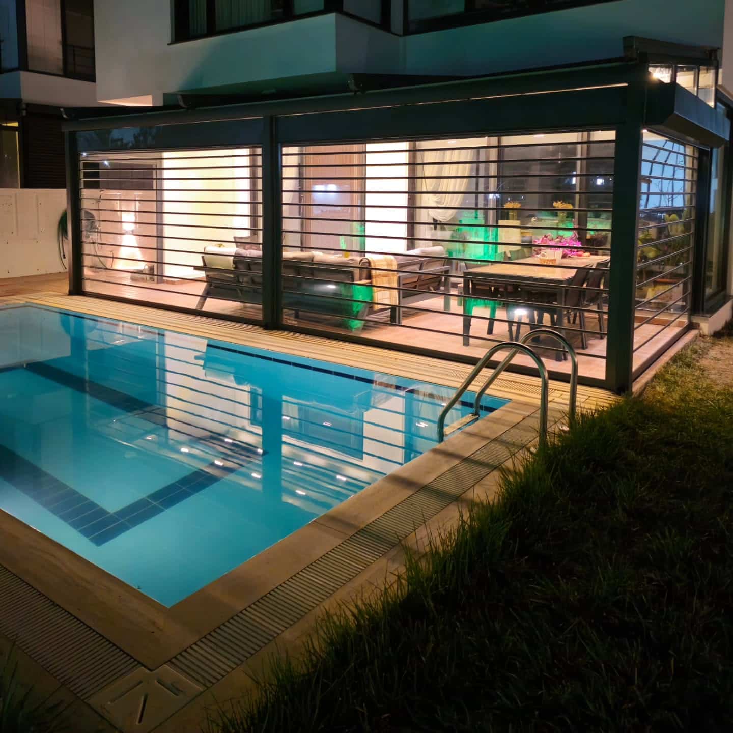 Mağazanız Kapalıyken de Satış Yapsın: Pasif Pazarlama Aracı Olarak Şeffaf Kepenk